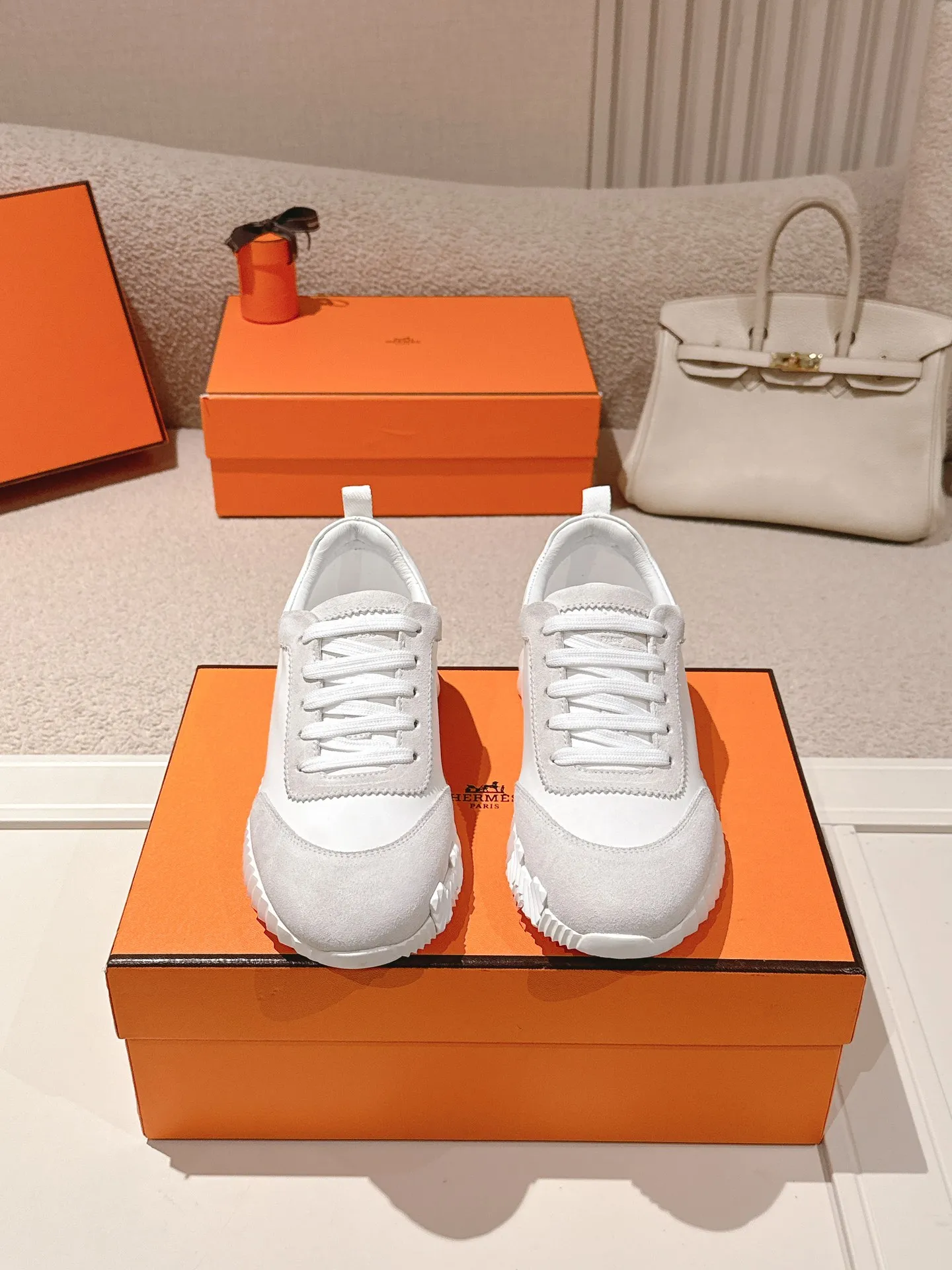 Men's shoes 💰600💰 Hermes top version # Hermès H family classic couple's casual sports shoes Couple's casual sports dad shoes combine high-tech canvas and suede goatskin, and are decorated with an exaggerated "H" letter on the rubber sole. The italic design and bright colors show vitality and continue the brand's design inspiration. Stroll around the city lightly and feel free and comfortable. Exquisitely packaged at the delivery counter 🛍📦 Fabric: Original special material and cow suede Lining: Customized breathable mesh Outsole: Open-molded TPU + rubber foam material Bottom thickness: 3CM Size: 35-45